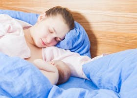 Cara Aman Menyusui Bayi Dengan Posisi Berbaring Miring