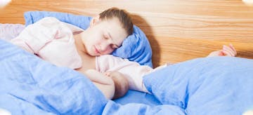 Cara Aman Menyusui Bayi Dengan Posisi Berbaring Miring