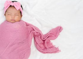 Cara Mudah Bedong Bayi, Biar Si Kecil Tidur Nyaman