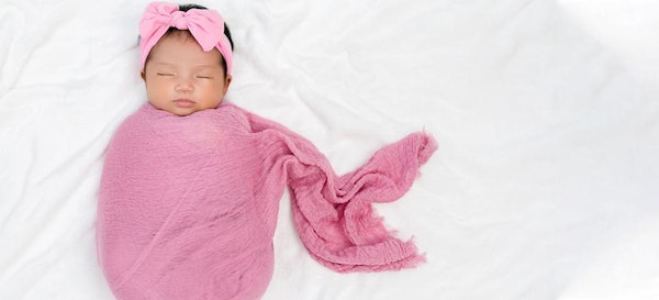 Cara Mudah Bedong Bayi, Biar Si Kecil Tidur Nyaman