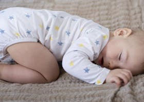 Dari Nungging Hingga Miring, Ketahui Posisi Bayi Tidur Yang Aman!