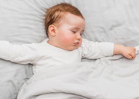 Inilah 12 Cara Melatih Bayi Tidur Sendiri