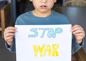 Jadi Topik Yang Rumit, Perhatikan 5 Cara Tepat Menjelaskan Soal Perang Ke Anak
