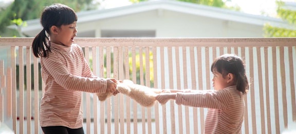 Jangan Bingung, Ini Cara Mengatasi Anak Suka Merebut Barang