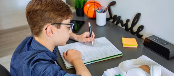 Jangan Dipaksa! 6 Cara Mengajar Anak Kidal Menulis Yang Bisa Dicoba
