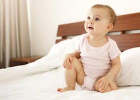 Jangan Panik! Ini 5 Penyebab Bayi Belum Bisa Duduk Sendiri