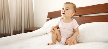 Jangan Panik! Ini 5 Penyebab Bayi Belum Bisa Duduk Sendiri