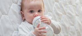 Kapan Bayi Bisa Memegang Botol Susu Sendiri? Ini Tandanya!