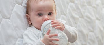Kapan Bayi Bisa Memegang Botol Susu Sendiri? Ini Tandanya!