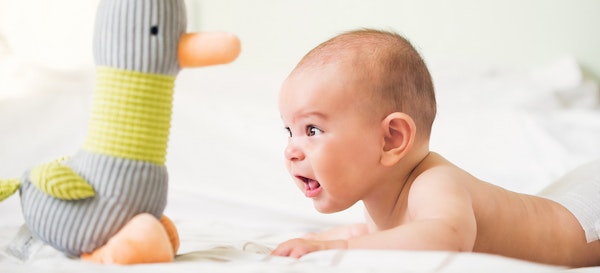 Kapan Bayi Bisa Mengangkat Kepalanya Sendiri? Temukan Info Lengkapnya Di Sini!