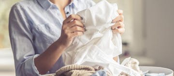 Kembali Kinclong! Cara Mencuci Baju Putih Yang Sudah Menguning