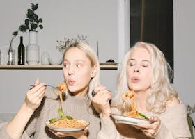 Kupas Tuntas Alasan Bolehkah Ibu Menyusui Makan Mie Instan
