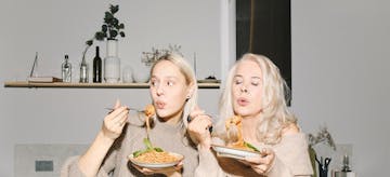 Kupas Tuntas Alasan Bolehkah Ibu Menyusui Makan Mie Instan