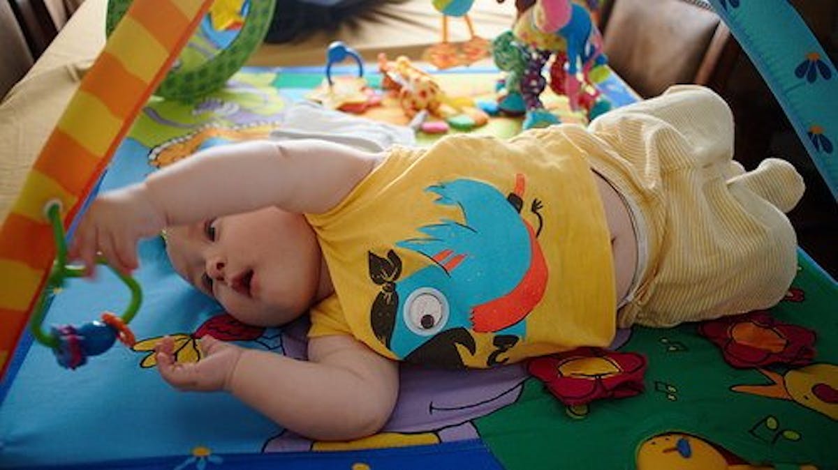 Menstimulasi Perkembangan Bayi Dengan Melatih Berguling Ibupedia Menstimulasi Perkembangan Bayi Dengan Melatih Berguling Ibupedia