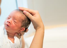 Memandikan Bayi: Air Hangat atau Dingin ya?