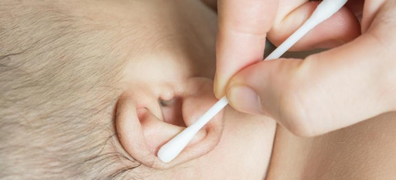 Membersihkan Telinga Bayi Dengan Cotton Bud, Sangat Berisiko, Lho!