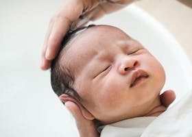 Mencukur Rambut Bayi, Benarkah Bisa Bikin Rambut Anak Tebal?