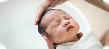 Mencukur Rambut Bayi, Benarkah Bisa Bikin Rambut Anak Tebal?