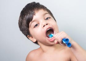 Mengajarkan Anak Menggosok Gigi