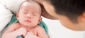 Mengatasi Bayi Yang Hanya Bisa Tidur Saat Digendong