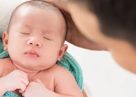 Mengatasi Bayi Yang Hanya Bisa Tidur Saat Digendong