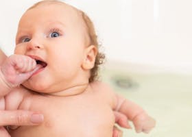 Meski Bikin Bayi Nyaman, Ketahui Bahaya Mengisap Jempol! 