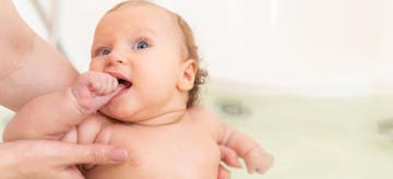 Meski Bikin Bayi Nyaman, Ketahui Bahaya Mengisap Jempol! 