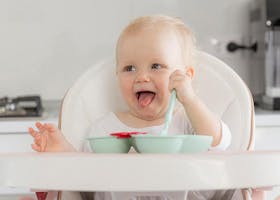 Mitosnya Bisa Bikin Cacingan, Bolehkah Bayi Makan Malam? 