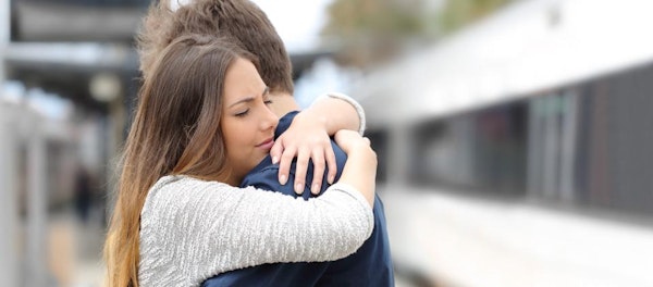 Nggak Cuma Mengakui Kesalahan, Ini 8 Tanda Suami Menyesal Telah Selingkuh!