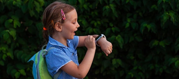 Nggak Cuma Stylish, Jam Tangan Anak Ini Juga Punya Fitur Melacak, Lho!