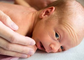 Panduan Penting Merawat Bayi Prematur di Rumah