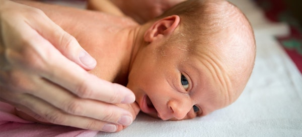 Panduan Penting Merawat Bayi Prematur di Rumah
