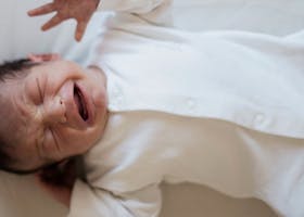 Penyebab dan Cara Mengatasi Bayi Menangis