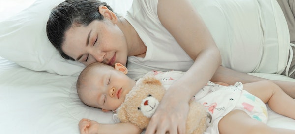 Perhatikan 10 Tips Aman Ini Saat Orangtua Tidur Bersama Bayi