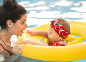 Perhatikan 15 Hal Ini Saat mengajak Bayi Berenang Pertama Kali