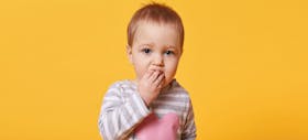 Perhatikan 8 Hal Ini Saat Bayi Memasukkan Benda ke Mulut