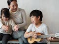 Rayakan 17 Agustus Di Rumah, Ajari Si Kecil Belajar Lagu Perjuangan