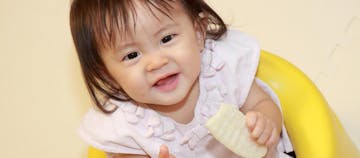 Rekomendasi 10 Rice Crackers Bayi Yang Mudah Digenggam