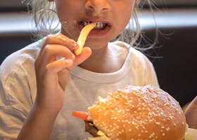 Risiko Diabetes Anak Meningkat, Ketahui Bahaya Junk Food Bagi Si Kecil