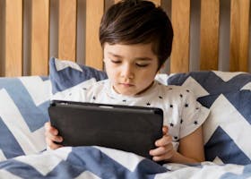 Screen Time, Kebiasaan Sebelum Tidur Anak Yang Punya Dampak Negatif