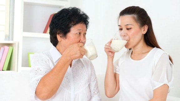 Bantu Lengkapi Nutrisi, 6 Rekomendasi Susu Penambah Berat Badan Orang Tua