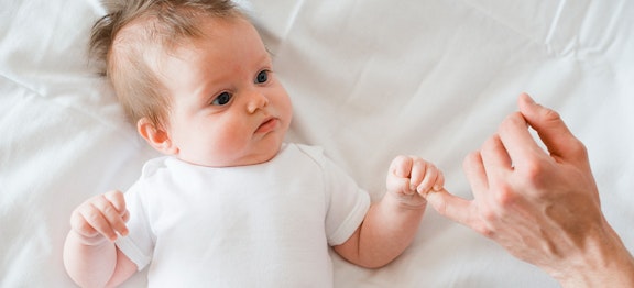 Tahap Kemampuan Menggenggam Pada Bayi