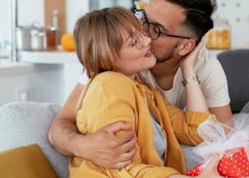 Tak Muluk-Muluk, Ini 10 Tips Membuat Istri Bahagia