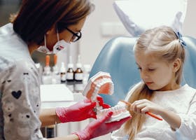 Tips Aman Membawa Anak ke Dokter Gigi