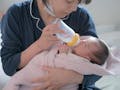 Trik Agar Anak Dapat Minum ASI dari Botol Susu Bayi