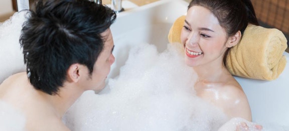 Wow! Inilah 6 Manfaat Mandi Bersama Pasangan Untuk Kesehatan
