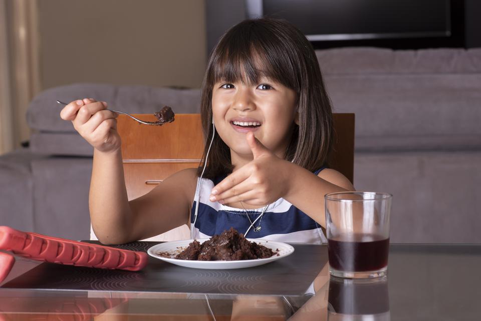 Девушка ест шоколадные конфеты. Ребенок ест шоколадку.