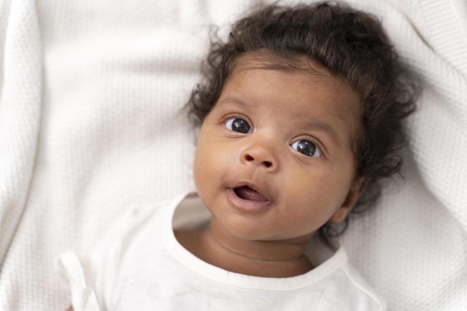 У темноволосых родителей родился светловолосый ребенок. Кудрявый малыш. Фотография кудрявого ребенка. Ребенок 10 месяцев брюнет. Ребенок 4 месяца темноволосый.