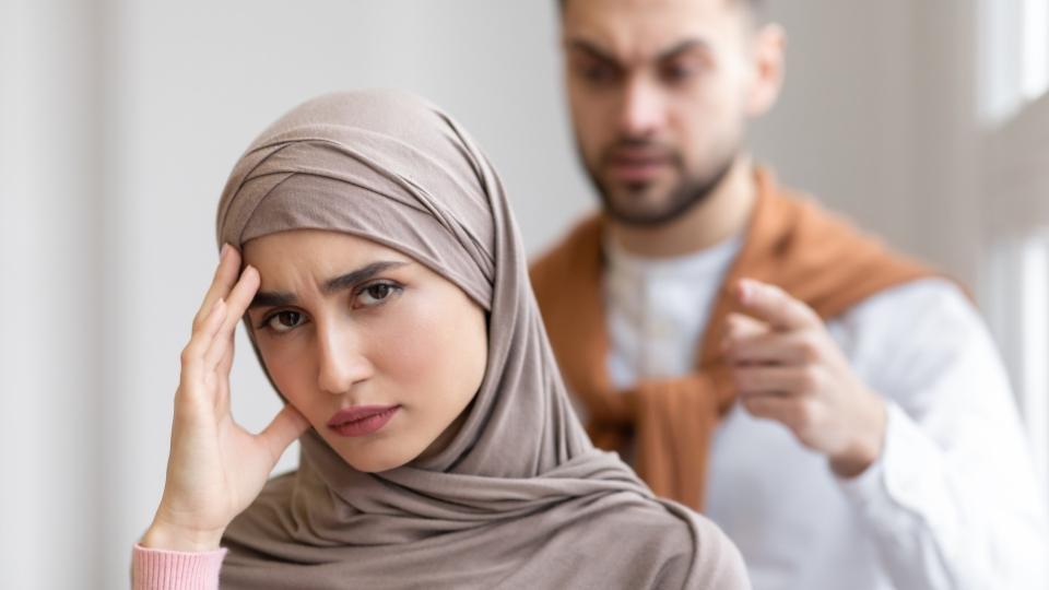 Вторая жена в Исламе. Фото женщина молиться исламсмскый. Женщина ссорится с мужем Исламе.