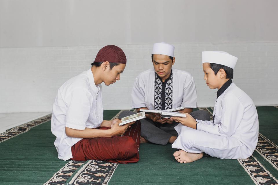 Мусульманские подростки. Изучение Корана в мечети в Китае. Антропология человека в Исламе. Islamic people together.